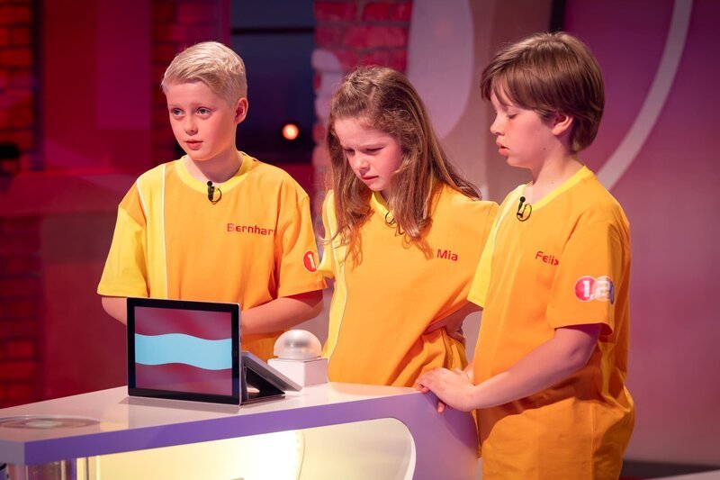 Das gelbe Rateteam aus Gmunden/​Österreich wartet konzentriert auf die nächste Frage von Elton. – Bild: Ralf Wilschewski /​ ZDF
