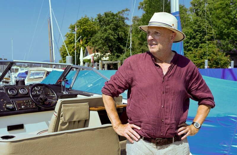 Der Rentner Urs Egli (Pierre Siegenthaler) schnüffelt im Jachthafen herum. – Bild: ORF/​Bavaria/​ARD/​SWR/​Laurent Trümper