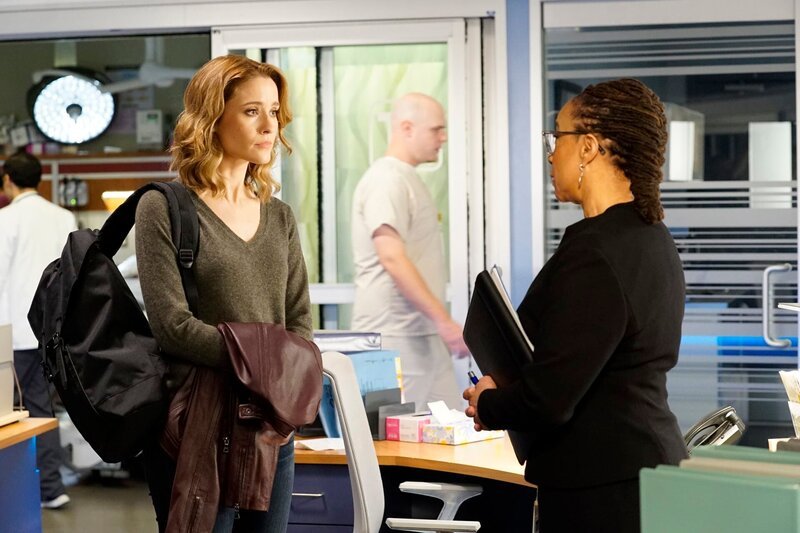 (l-r) Ava Bekker (Norma Kuhling), Sharon Goodwin (S. Epatha Merkerson) – Bild: NBC