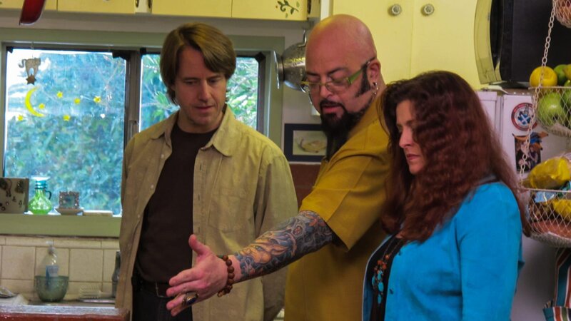 Dean, Jackson Galaxy and Brenda inside their home. – Bild: Kerri Kushlan /​ Animal Planet /​ Photobank /​ Discovery Communications