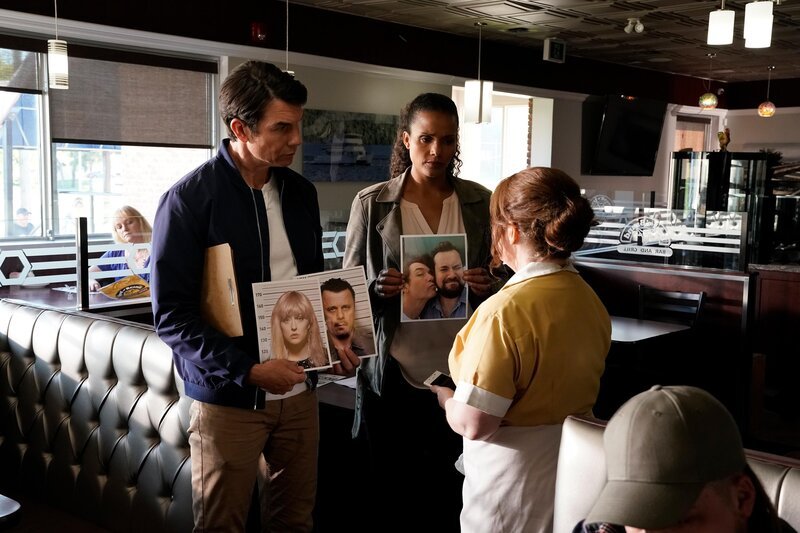 Harley Carter (Jerry O’Connell) und Det. Sam Shaw (Sydney Tamiia Poitier) +++ – Bild: RTL /​ 2020 Sony Pictures Entertainment