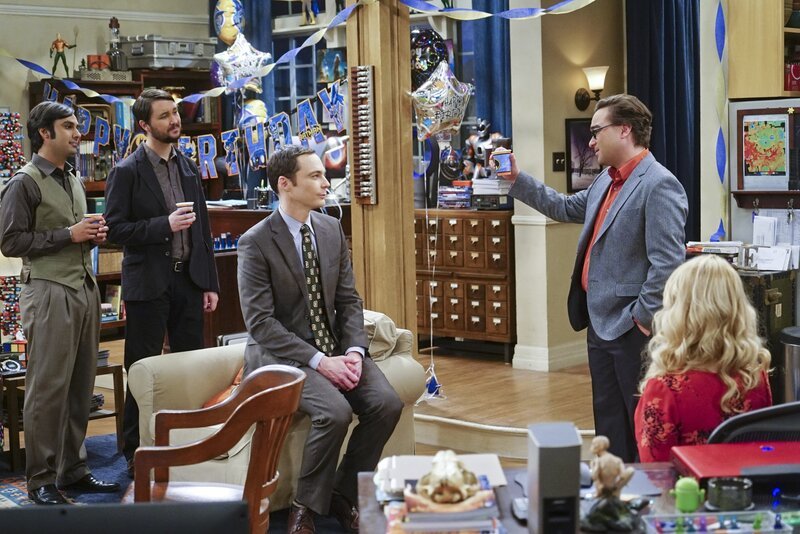 Raj (Kunal Nayyar, l.), Wil (Wil Wheaton, 2.v.l.), Leonard (Johnny Galecki, r.) und Bernadette (Melissa Rauch, r.) stoßen auf das Geburtstagskind Sheldon (Jim Parsons, 3.v.l.) an. Auf den wartet außerdem noch eine Überraschung … – Bild: © 2016 Warner Brothers