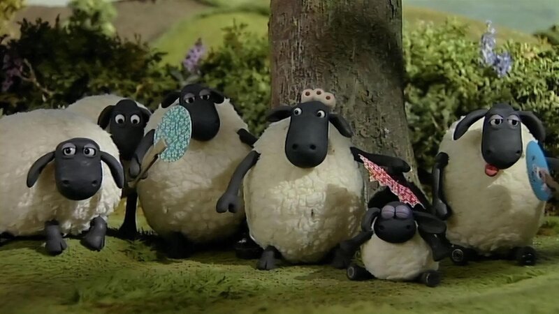 Die Hitze ist unerträglich auch der Baum bietet ein wenig kühlenden Schatten. Die Schafe leiden. – Bild: WDR/​Aardman Animation Ltd./​BBC