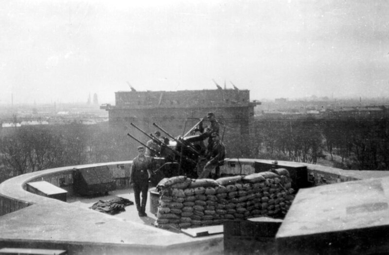 In Berlin gab es sechs Flaktürme, die einerseits als Bunker zum Schutz und gleichzeitig zur Abwehr feindlicher Flugzeuge dienten. – Bild: Spiegel Geschichte (DE)