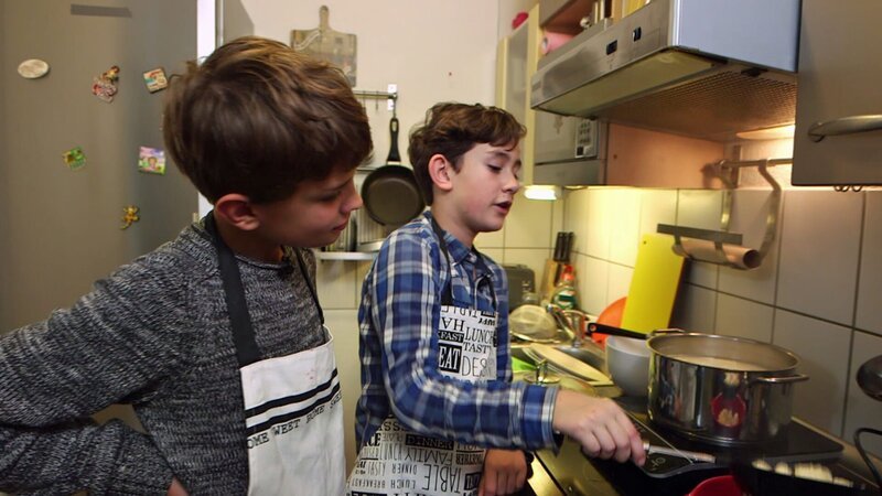 Linus und Michael kochen Knödel. – Bild: SWR/​Nordisch Filmproduction