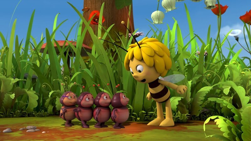 Maja findet die kleinen Feuerkäfer niedlich. – Bild: ZDF/​Studio100 Animation