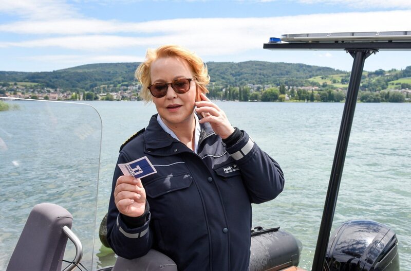 Nele Fehrenbach (Floriane Daniel) gibt erste Ermittlungsergebnisse an ihr Team weiter. – Bild: ORF/​Bavaria/​ARD/​SWR/​Laurent Trümper