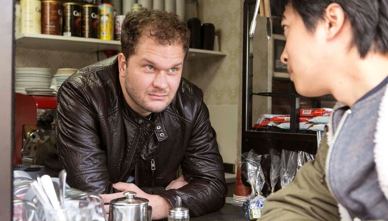 SENDER: ARD – SENDETITEL: Rentnercops, Folge 15 – UNTERTITEL:  Uns trennt das Leben – CAPTION:  ARD RENTNERCOPS, FOLGE 15, „Uns trennt das Leben“, am Mittwoch (04.01.17) um 18:50 Uhr im ERSTEN..Der Unfallverursacher Toni (Jakob Leo Stark, l.) erzählt Hui Ko (Aaron Le, r.) von einer Frau, die angeblich 20.000 Euro für den Unfall bezahlt hat..© ARD/​Kai Schulz, honorarfrei – Verwendung gemäß der AGB im engen inhaltlichen, redaktionellen Zusammenhang mit genannter ARD-Sendung bei Nennung „Bild: ARD/​Kai Schulz“ (S2). ARD-Programmdirektion/​Bildredaktion, Tel: 089/​5900⁠–⁠23534, Fax: 089/​550⁠–⁠1259, bildredaktion@DasErste.de – Bild: ARD/​Kai Schulz