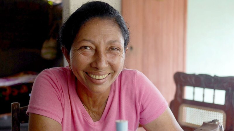 Lucila Herrera Torres hat zu Hause eine kleine Nähstube, um finanziell von ihrem Mann unabhängig zu sein. – Bild: Michael Dreyer