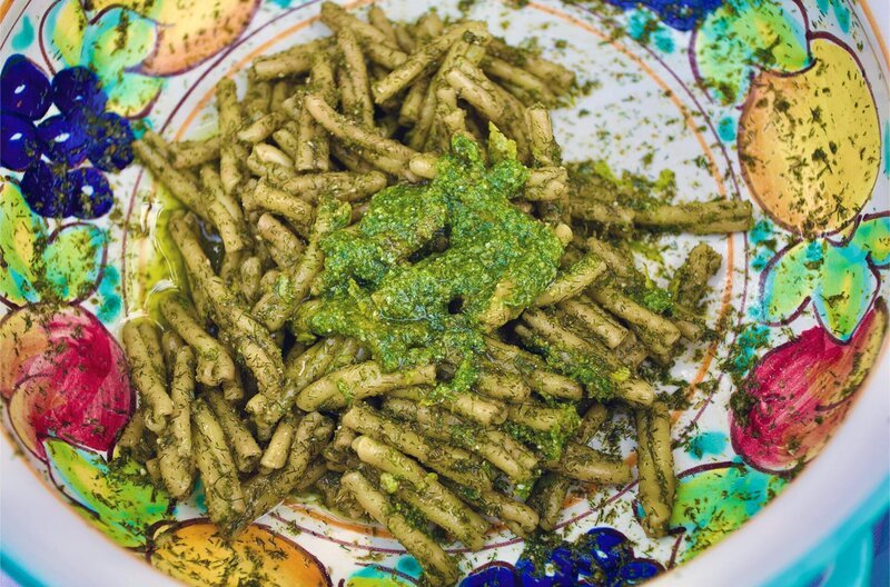 Pasta mit Wildfenchel: Viele kennen nur die Samen, aber auch die Blätter und Stiele können zum Kochen genutzt werden. – Bild: Britta Rating