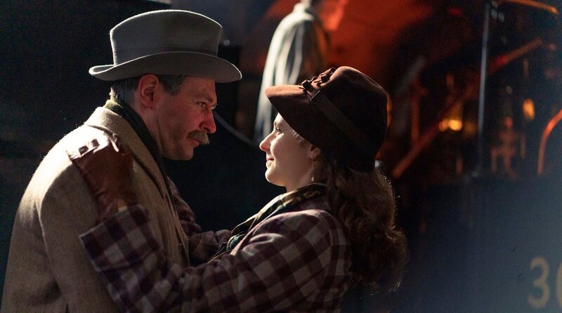 Hugh Todd (JAMES MCARDLE) und Ursula Todd (THOMASIN MCKENZIE). – Bild: WDR/​House Productions