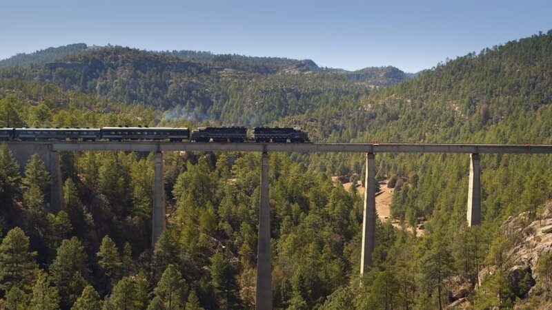 Immer wieder überquert der Zug den Rio Fuerte und dessen Zuflüsse. – Bild: 3sat