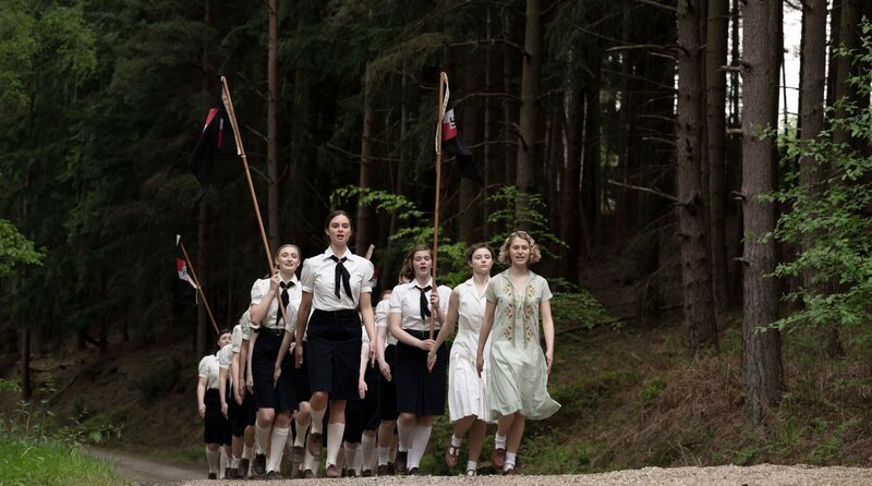Klara (MHAIRI GAYER) und Ursula Todd (THOMASIN MCKENZIE), Komparsen. – Bild: WDR/​House Productions