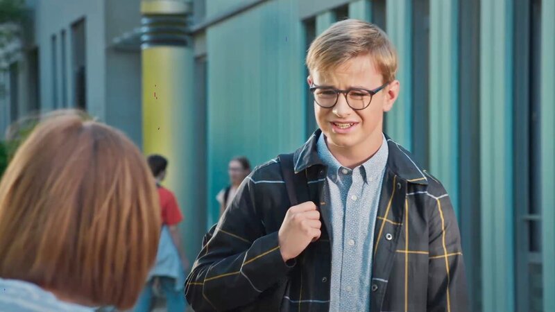 Moritz (Marc Elflein) stellt den Ausgang der Schülersprecherwahl und das gesamte Internet-Modul in Frage. – Bild: „Bi …