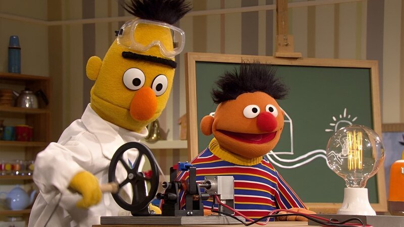 Bert möchte Ernie zeigen, wie ein Stromkreis funktioniert. – Bild: NDR/​Studio Hamburg Produktion/​Sesame workshop