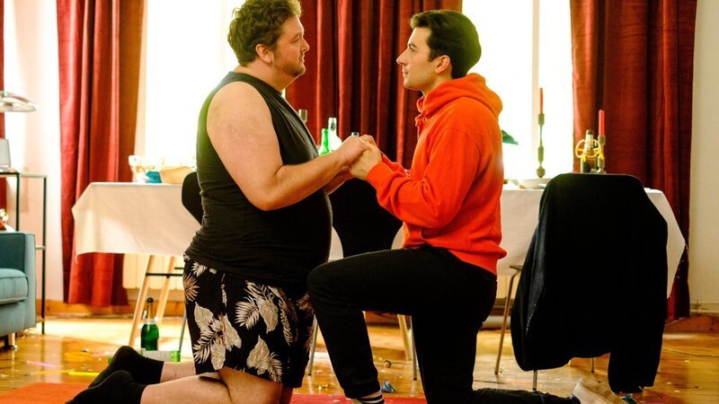 Massimo macht seinem Freund Julius am Neujahrsmorgen einen Heiratsantrag. Doch die Antwort fällt anders aus als erwartet. – Bild: ZDF/​GORDON MUEHLE