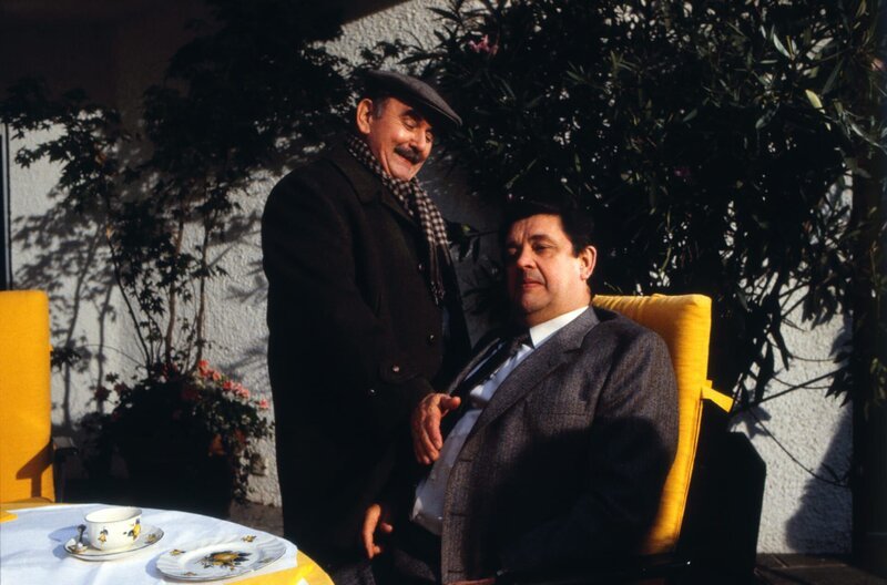 Von links: Schöninger Walter Sedlmayr) und Moosgruber (Max Grießer). – Bild: BR/​Neue Münchner Fernsehproduktion