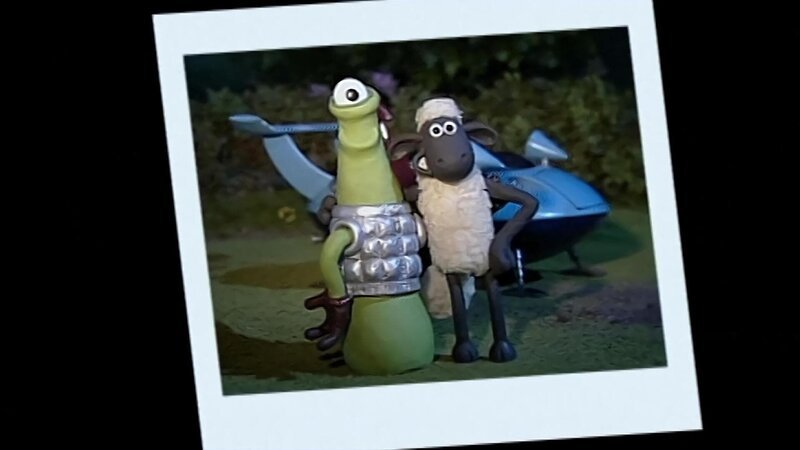 Der Fremde ist wirklich nett. Ein Erinnerungsfoto beweist den seltsamen Besuch. – Bild: WDR/​Aardman Animation Ltd./​BBC