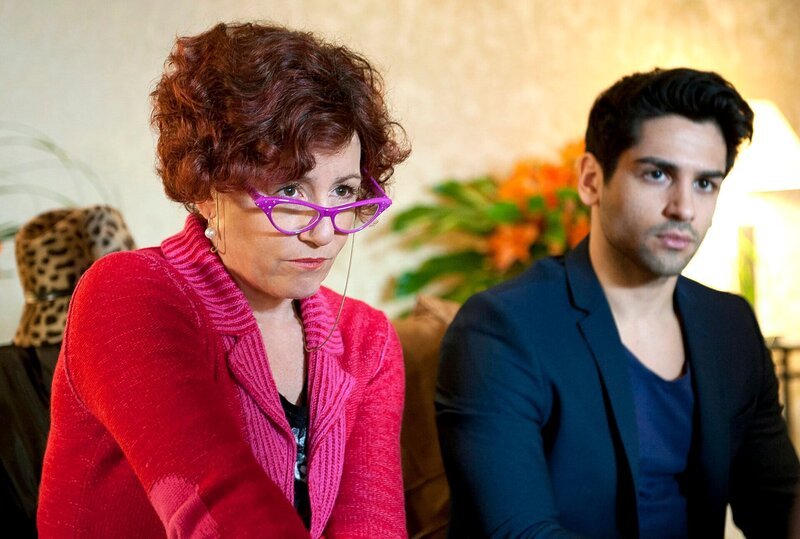 ARD/​HR ALLES VERBRECHER – EISKALTE LIEBE, Spielfilm, Deutschland 2014, Buch: Susanne Schneider und Dorothee Schön, Regie: Jürgen Bretzinger, am Donnerstag (17.04.14) um 20:15 Uhr im ERSTEN. Marco Petrassi (Daniel Rodic) und Herta Frohwitter (Ulrike Krumbiegel). – Bild: HR/​Degeto/​Christian Lüdeke