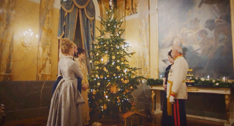Die Adelsfamilie um den Christbaum. – Bild: ORF/​ORF-Wien/​ RANFILM