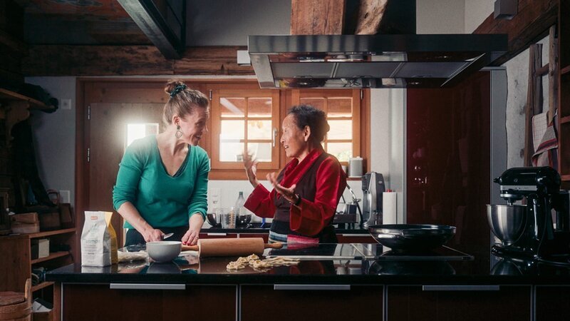 Fromme Törtchen – Zwischen Teig und Tradition Staffel 2 Tibeterin: Bis meine Heimat frei ist, werde ich kämpfen Moderatorin Nicole Freudiger backt gemeinsam mit Sonam Brauen traditionelles tibetische Neujahrsgebäck. – Bild: SRF