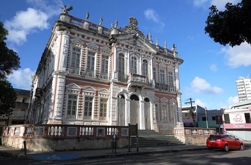 Salvador da Bahia gilt als eine der vielfältigsten Städte Brasiliens: Von dem Labyrinth bunter Gassen bis zu den Dichtern und Denkern ist in dieser Stadt alles einmalig. – Bild: Elephant Doc