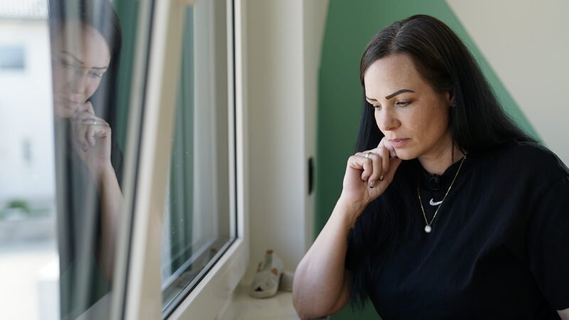 Susanne aus dem Allgäu versucht sieben Jahre lang auf natürlichem Weg und mithilfe mehrerer Methoden künstlicher Befruchtung ein Kind zu bekommen - ohne Erfolg. Ihre letzte Hoffnung: eine Embryonenspende. Dabei spendet ein anderes Paar überzählige Embryonen aus einer Kinderwunschbehandlung. Für die ARD-Reihe "Echtes Leben" haben die beiden Autorinnen Sarah Fischbacher und Meret Reh die Allgäuerin bei ihrem letzten Versuch, ein Kind zu bekommen, begleitet. – Bild: Johanna Söth / BR Susanne aus dem Allgäu versucht sieben Jahre lang auf natürlichem Weg und mithilfe mehrerer Methoden künstlicher Befruchtung ein Kind zu bekommen - ohne Erfolg. Ihre letzte Hoffnung: eine Embryonenspende. Dabei spendet ein anderes Paar überzählige Embryonen aus einer Kinderwunschbehandlung. Für die ARD-Reihe "Echtes Leben" haben die beiden Autorinnen Sarah Fischbacher und Meret Reh die Allgäuerin bei ihrem letzten Versuch, ein Kind zu bekommen, begleitet. – Bild: Johanna Söth / BR