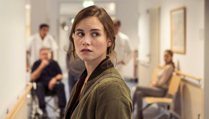 Sophie Kahn (Vita Tepel) in Panik – wurde ihr Bruder im Krankenhaus ermordet? – Bild: ARD/​Kai Schulz