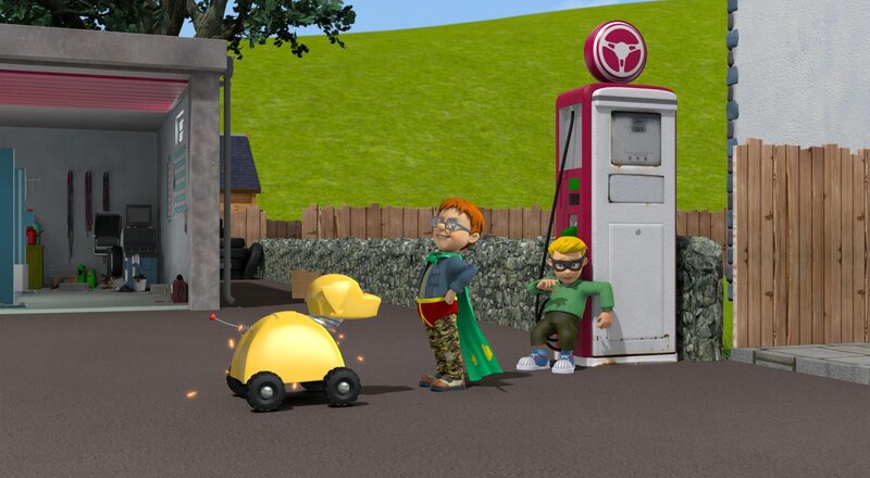 Der vermeintlich unsichtbare Norman-Man stellt sich mutig dem „Feuer-Hund 2000“ entgegen. Atomic-Boy James versteckt sich voller Angst vor dem chaotischen Roboterhund. – Bild: KiKA, Prism Art & Design Limited