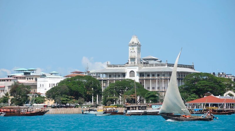 Traditionelle Dhau-Fähre vor Stone Town, dem historischen Zentrum der Inselhauptstadt. – Bild: Peter Weinert /​ BR, SR