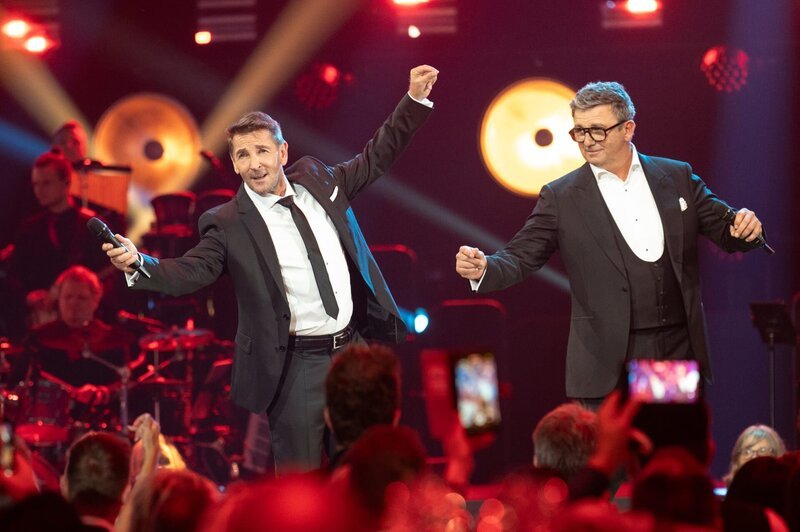 Mark Keller (links) und Hans Sigl. – Bild: Sascha Baumann /​ BR, Kimmig Entertainment GmbH, ORF, SRF
