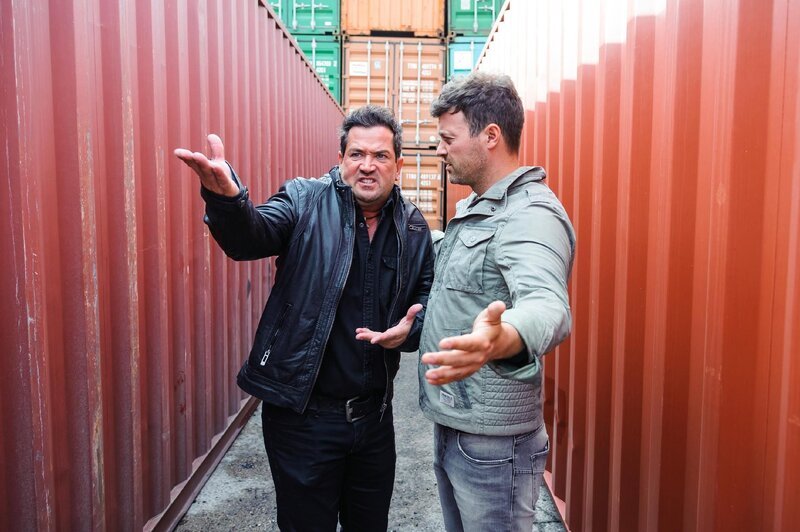 Marian (Sam Eisenstein, l.) und Ben (Jörg Rohde) läuft langsam die Zeit davon, Ingo rechtzeitig zu finden. – Bild: RTL Deutschland