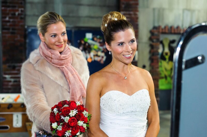 Marie (Cheyenne Pahde, l.) freut sich mit Diana (Tanja Szewczenko), die voller Vorfreude ihrer Hochzeit entgegen sieht. – Bild: RTL /​ Julia Feldhagen