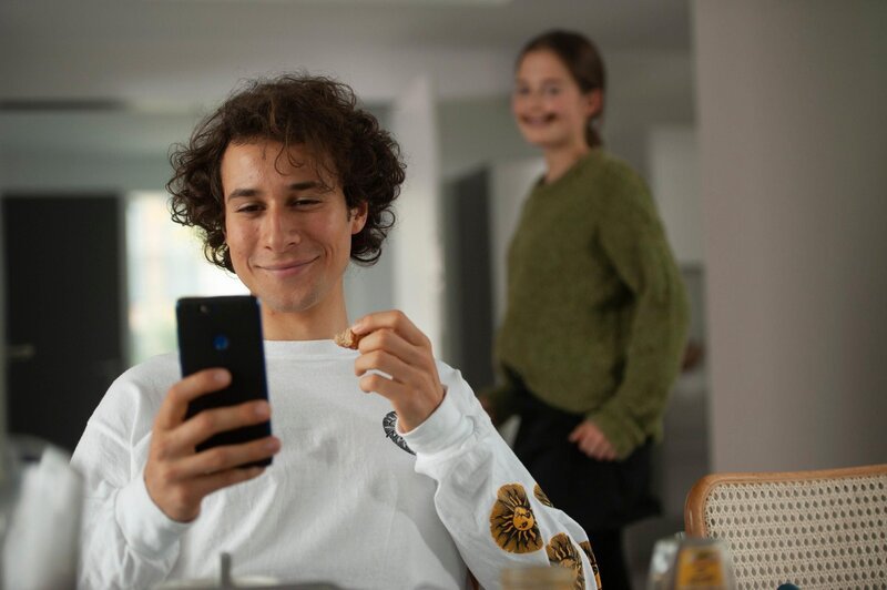 Während sich Luna Fankhauser (Bianca Nawrath) über das Treffen mit Joni (Jascha Baum) am Frühstückstisch freut, führt Dieser etwas im Schilde. – Bild: RTL /​ Martin Rottenkolber