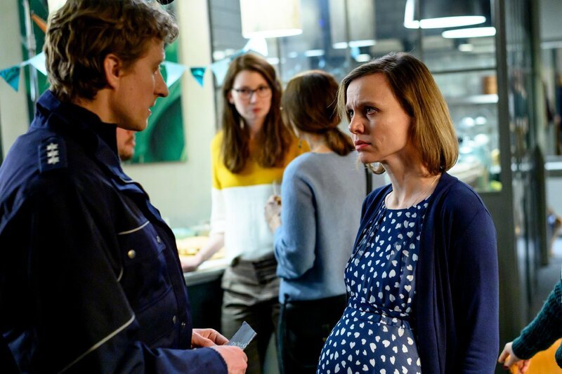 Der Polizist (Darsteller nicht bekannt) hat schlimme Nachrichten für Tante Nina (Nadja Becker). – Bild: RTL