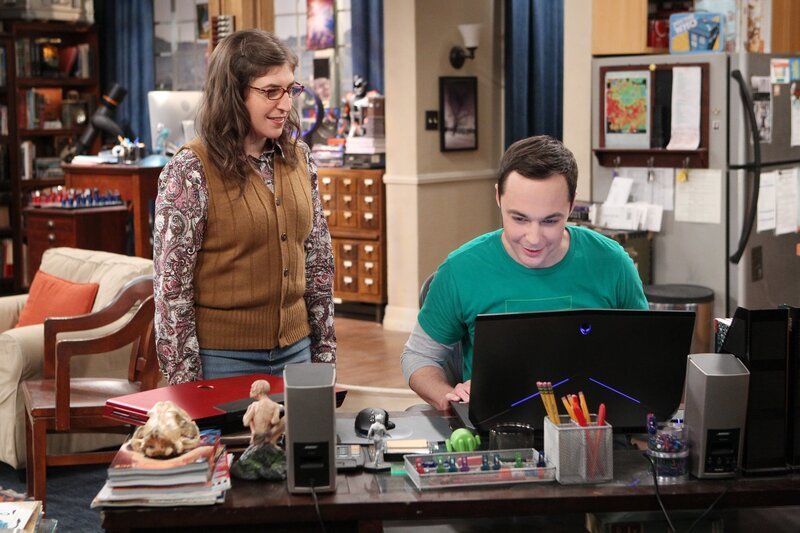 Als Sheldons (Jim Parsons, r.) Laptop endgültig den Geist aufgibt, kauft Amy (Mayim Bialik, l.) ihm einen neuen. Doch er ist zunächst wenig begeistert, dass Amy eigenmächtig gehandelt hat und verrät ihr kurz darauf deshalb ein brisantes Geheimnis … – Bild: © 2016 Warner Brothers