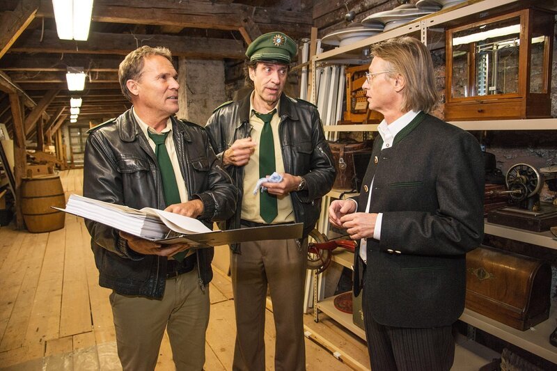 Museeumsdirektor Dr. Wolfgang Brase (Andreas Wimberger, r.) lobt den Einsatz von Hubert (Christian Tamitz, l.) und Staller (Helmfried von Lüttichau. M.). – Bild: ARD/​TMG/​Marco Meenen