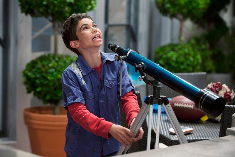 Luke (Cameron Boyce) spielt Ravi ein Streich nach dem anderen. – Bild: Disney+
