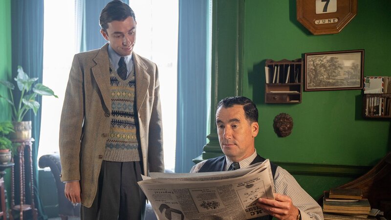 Robert Blakiston (Harry Lawtey, l.) und Atticus Pünd (Tim McMullan, r.) – Bild: AXN White