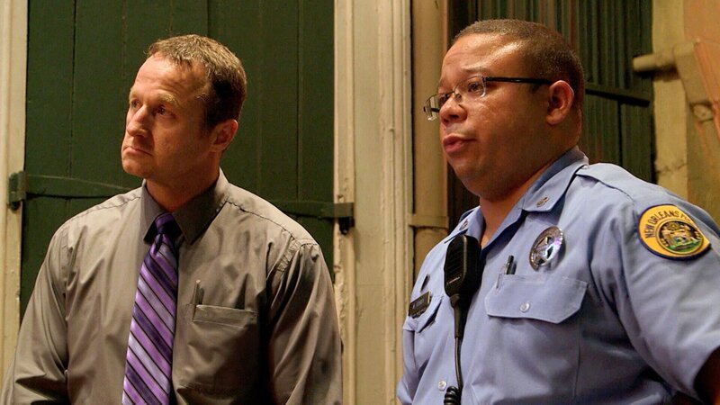Der Inspektor und der Polizist stehen – Bild: Crime + Investigation /​ A+E Networks