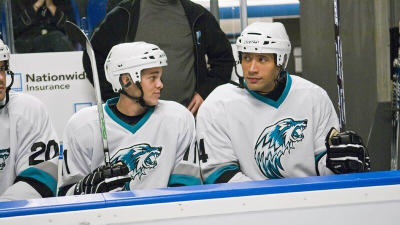 Teamkollege Mick Donnelly (Ryan Sheckler, l.), ein aufstrebender Hockeyspieler, hat absolut keine Ahnung, dass sein Teamkollege Derek (Dwayne Johnson, r.) nebenbei auch als Zahnfee unterwegs ist. – Bild: Twentieth Century Fox Film Corporation and Walden Media, LLC
