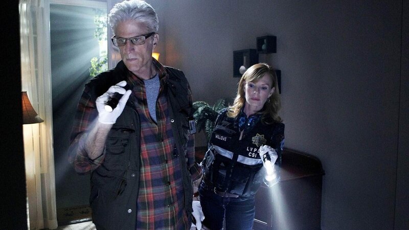 Das CSI-Team wird zu einem grausamen Vierfach-Mord gerufen. D.B. Russell (Ted Danson) und Catherine Willows (Marg Helgenberger) suchen am Tatort nach Hinweisen auf den Täter. – Bild: MG RTL D