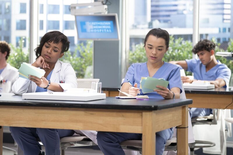 Letzte Testvorbereitungen, v.li.: Alexis Floyd als Dr. Simone Griffith, Midori Francis als Dr. Mika Yasuda, Niko Terho als Dr. Lucas Adams – Bild: American Broadcasting Companies, Inc.