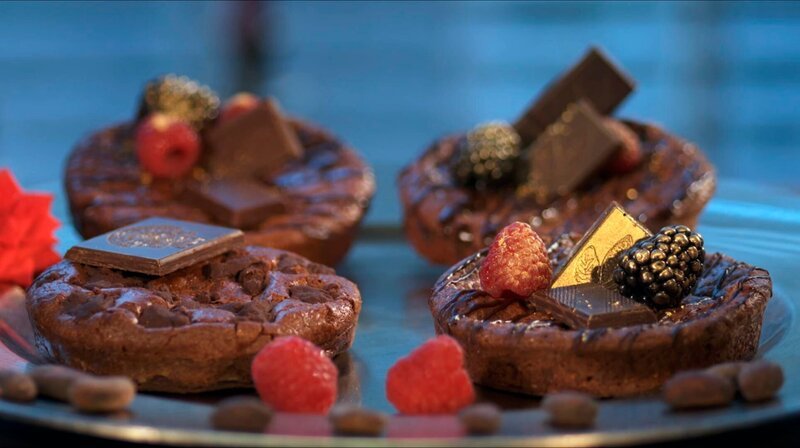 Die kleinen Tartelettes au chocolat stecken voller verführerischer Zutaten und stillen jeden Schoko-Hunger, denn schokoladiger und goldiger geht es nicht! – Bild: WDR/​Melanie Grande