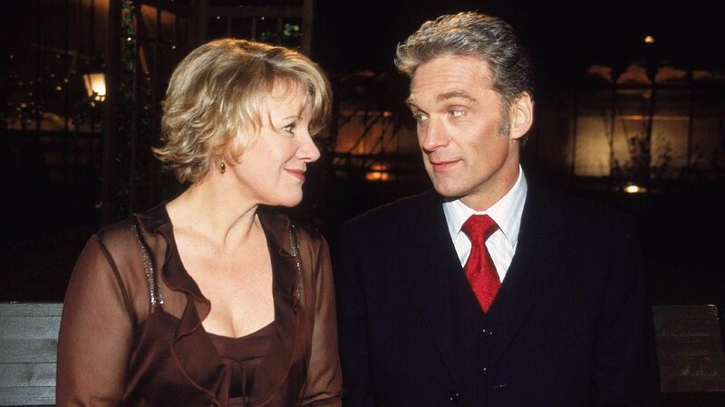 Der Abend ist für Nikola (Mariele Millowitsch) und Dr. Schmidt (Walter Sittler) gleichermaßen schlecht gelaufen und so finden sie sich beide im lauschigen Park ein. – Bild: MG RTL D /​ Kai Schulz