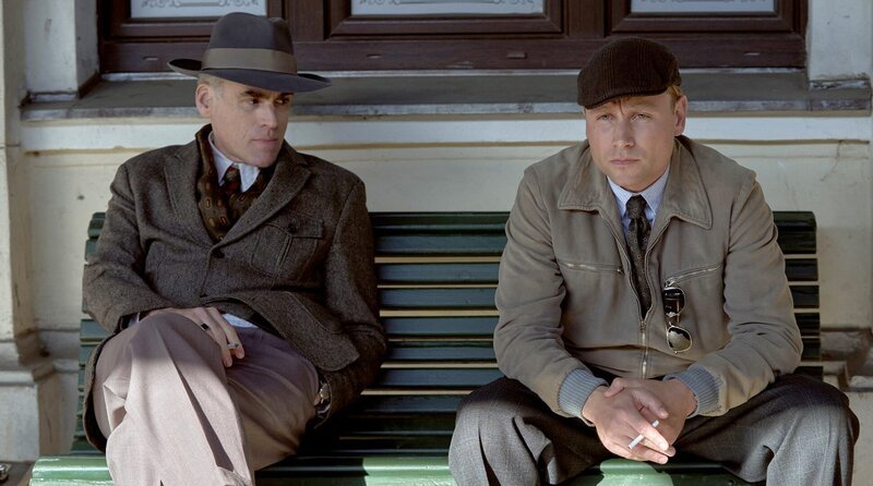 Otto John (Sebastian Blomberg, l.) und Wolfgang Berns (Max Riemelt, r.) sprechen über Toni. – Bild: ARD/​Odeon Fiction/​Zuzana Panská