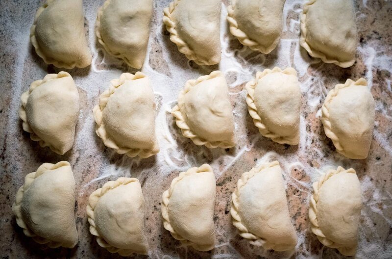 Kletzennudeln sind Hefeteigtaschen gefüllt mit Dörrbirnen und Quark – ein traditionelles Kärntner Gericht. – Bild: Dieter Stürmer