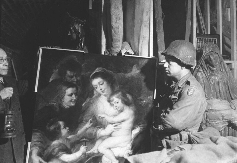 PFC. Tony Baea von der U.S. First Army betrachtet ein Rubens-Gemälde, das von den Nazis geplündert wurde und eines von vielen wertvollen Werken ist, die am Ende des Zweiten Weltkriegs in einer unterirdischen Höhle in Siegen, Deutschland, gefunden wurden. – Bild: National Archives /​ Getty Images /​ Hulton Archive