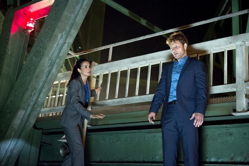 L-R: Jane Rizzoli (Angie Harmon) und Paul Wescourt (Jamie Bamber) – Bild: PLURIMEDIA (Warner Bros)