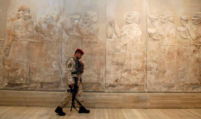 Ein irakischer Sicherheitsoffizier geht durch die assyrische Halle im Irakischen Museum. – Bild: AHMAD AL-RUBAYE /​ AFP via Getty Images